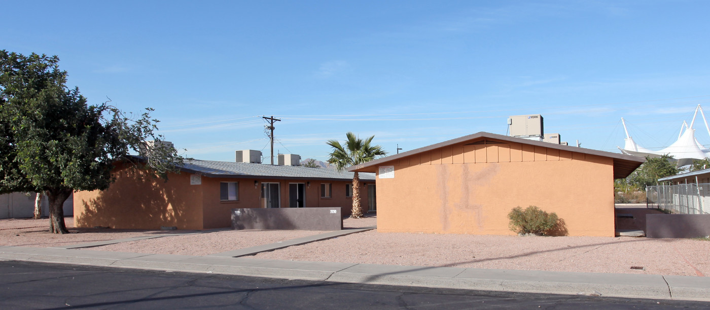 Carab Tree Apartments in Scottsdale, AZ - Building Photo