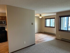 1571 Wheelock Ln in St. Paul, MN - Building Photo - Building Photo