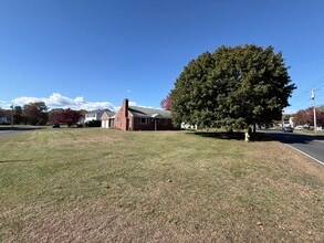 42 Suffield St in Windsor Locks, CT - Foto de edificio - Building Photo