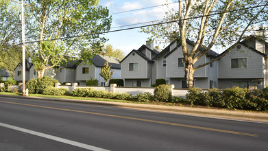 Westwood Apartments in Milwaukie, OR - Building Photo - Building Photo