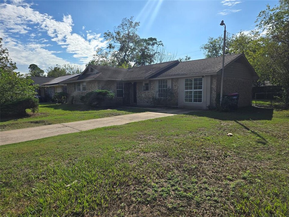 11915 Hay Meadow Ln in Houston, TX - Building Photo