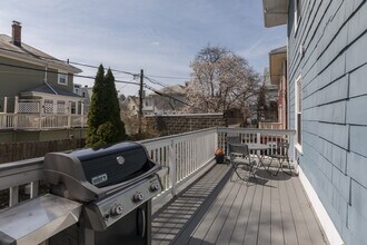 143 E Cottage St, Unit 1 in Boston, MA - Foto de edificio - Building Photo