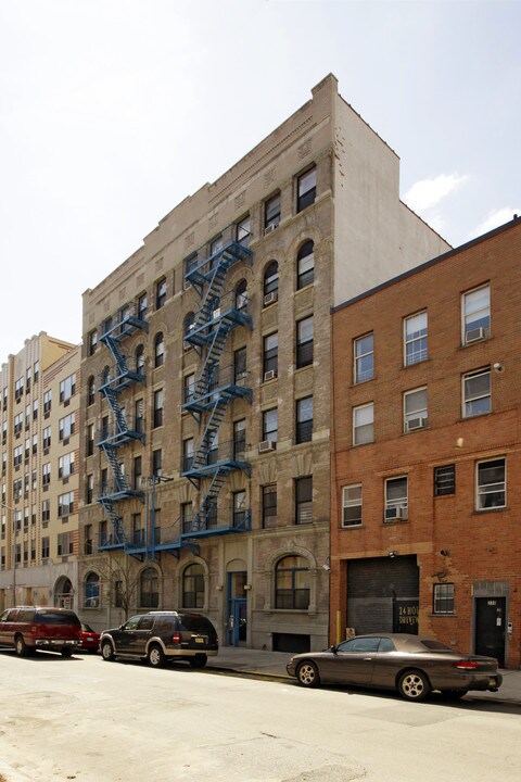 334 E Eighth St in New York, NY - Building Photo