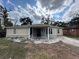 7918 Woodlyn Rd in Houston, TX - Building Photo