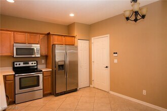 9797 Roundstone Cir in Ft. Myers, FL - Building Photo - Building Photo