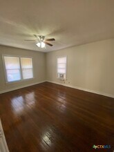 703 S Laurel Ave in Luling, TX - Building Photo - Building Photo