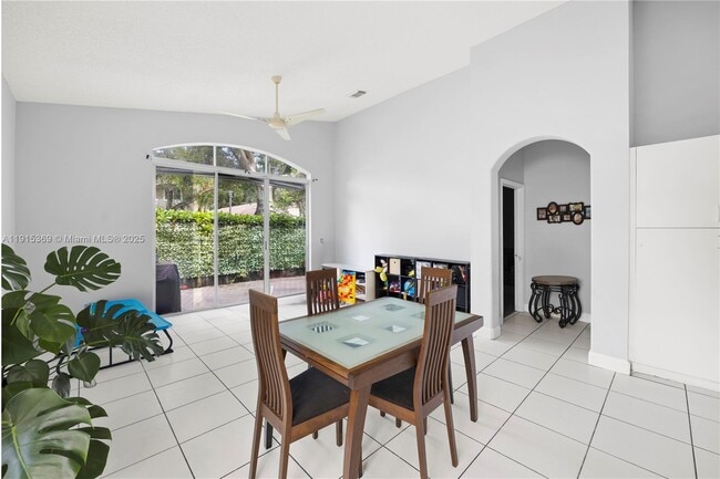 7673 NW 19th St in Pembroke Pines, FL - Foto de edificio - Building Photo