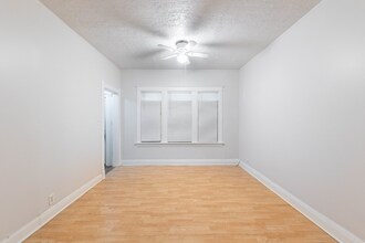 235 W 110th St in Chicago, IL - Building Photo - Building Photo