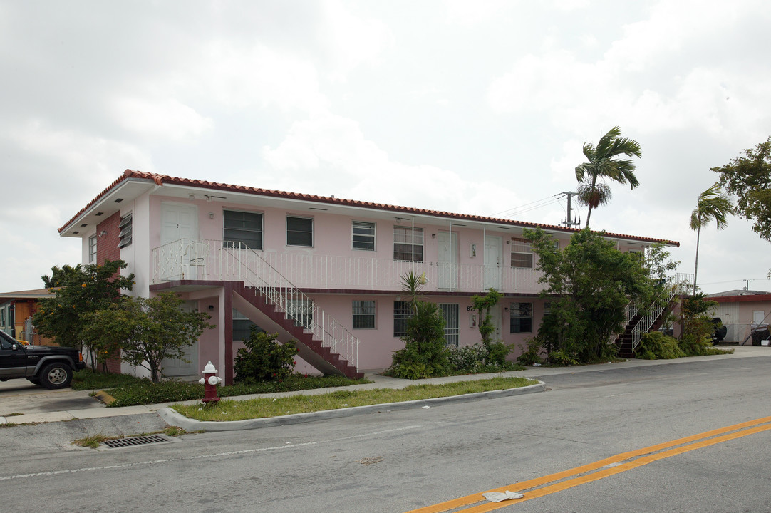 875 W 2nd Ave in Hialeah, FL - Foto de edificio