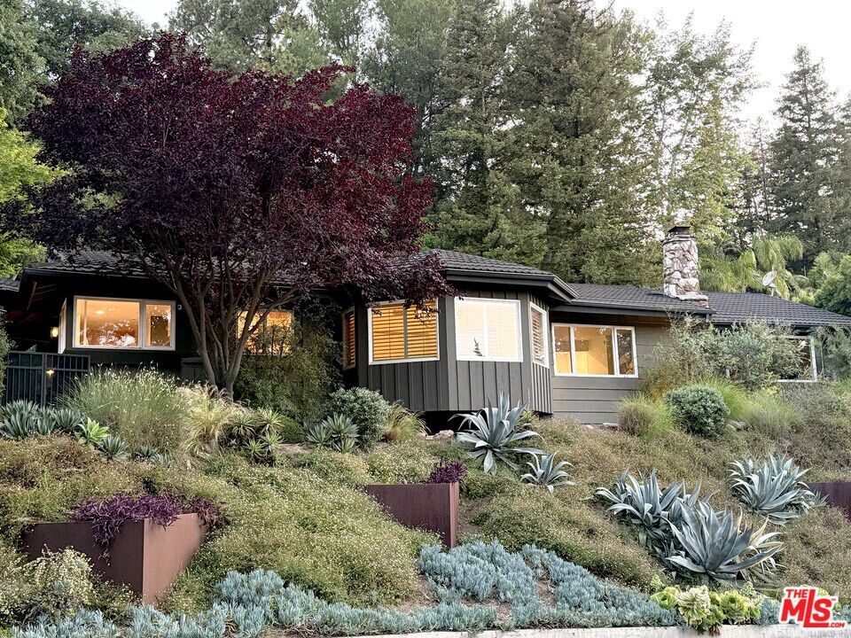 11064 Wrightwood Ln in Los Angeles, CA - Building Photo