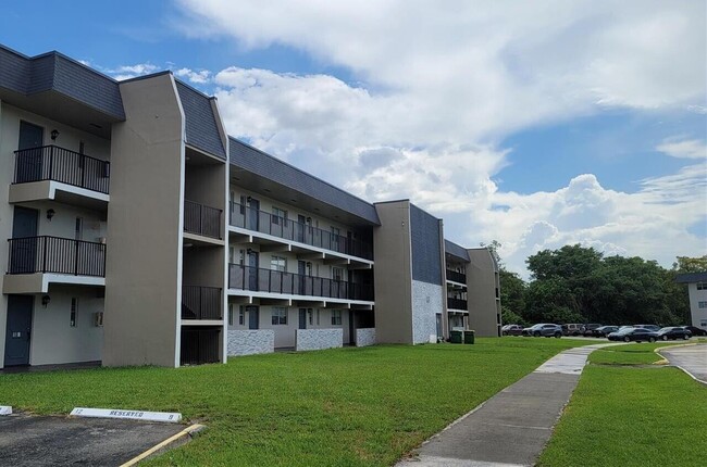 property at 7911 N Colony Cir