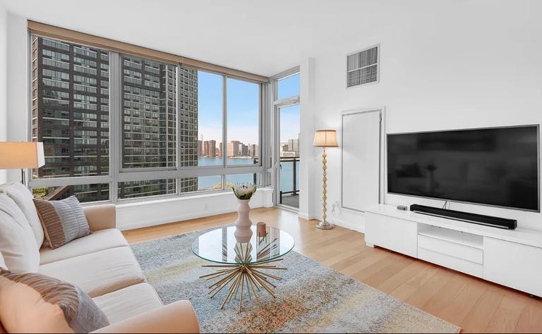 46-30 Center Blvd in Queens, NY - Building Photo