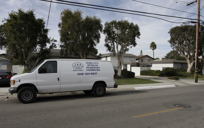 1995-1999 Maple Ave in Costa Mesa, CA - Building Photo - Building Photo