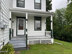 8 Summit St in Rensselaer, NY - Building Photo - Building Photo
