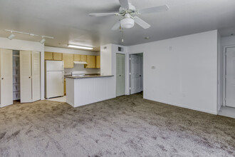 Mariner's Cove Apartments in Tampa, FL - Building Photo - Interior Photo