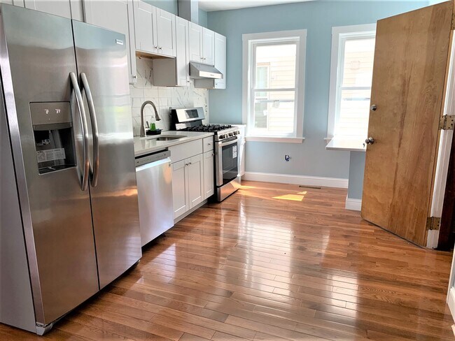 21 Oakland St, Unit 2 in Cambridge, MA - Building Photo - Building Photo