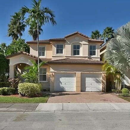 7506 NW 113th Path in Doral, FL - Building Photo