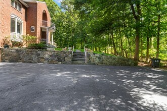 501 Woodbine Rd in Stamford, CT - Foto de edificio - Building Photo