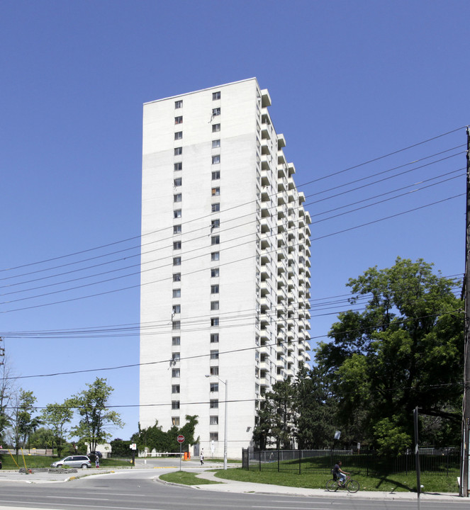 Kingsview Park in Toronto, ON - Building Photo