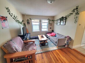 13 Linden St, Unit 1 in Somerville, MA - Foto de edificio - Building Photo