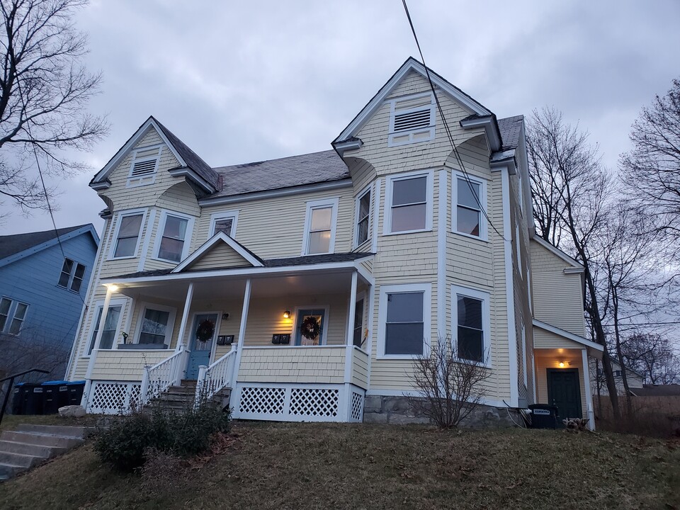 168 Appleton Ave, Unit #2 in Pittsfield, MA - Foto de edificio