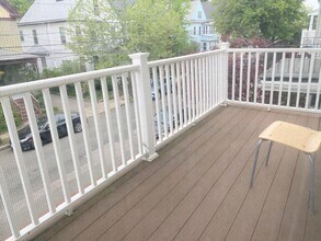 11 Burnside Ave, Unit 2 in Somerville, MA - Foto de edificio - Building Photo