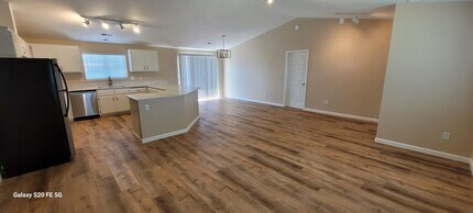 1273 N Modoc Ave in Medford, OR - Building Photo - Building Photo