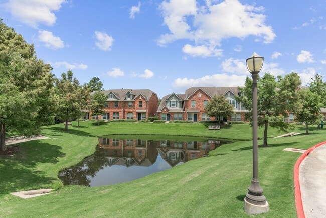 1001 Krenek Tap Rd in College Station, TX - Foto de edificio - Building Photo