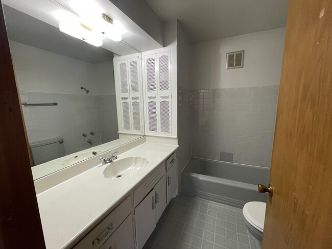 8305 W Morgan Ave in Milwaukee, WI - Building Photo - Building Photo