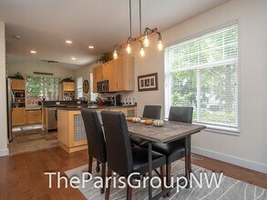 9810 NE 130th Pl in Kirkland, WA - Building Photo - Building Photo