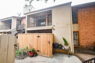 10100 S Gessner Rd in Houston, TX - Building Photo