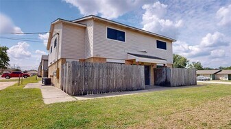 2803 Longmire Dr, Unit B in College Station, TX - Building Photo