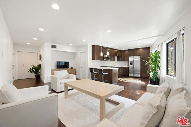 8755 Shoreham Dr in West Hollywood, CA - Building Photo - Building Photo