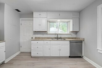 2019 Beverly Hills Dr in Richmond Heights, OH - Building Photo - Building Photo