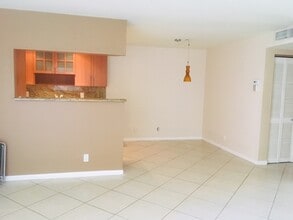 2420 Diana Dr, Unit 202 in Hallandale Beach, FL - Foto de edificio - Building Photo