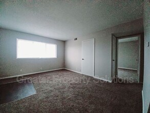 5112 NW Kalivas Cir in Riverside, MO - Building Photo - Building Photo
