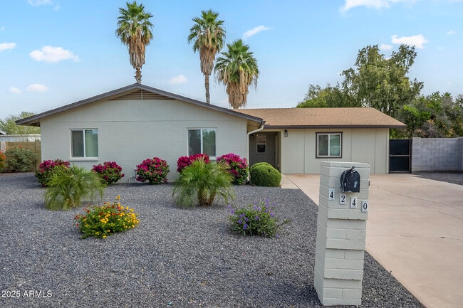 4240 E Bluefield Ave in Phoenix, AZ - Foto de edificio - Building Photo