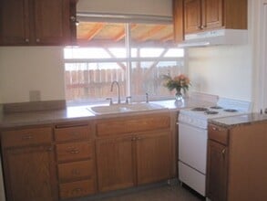 114 Lapree Dr in Talent, OR - Foto de edificio - Building Photo