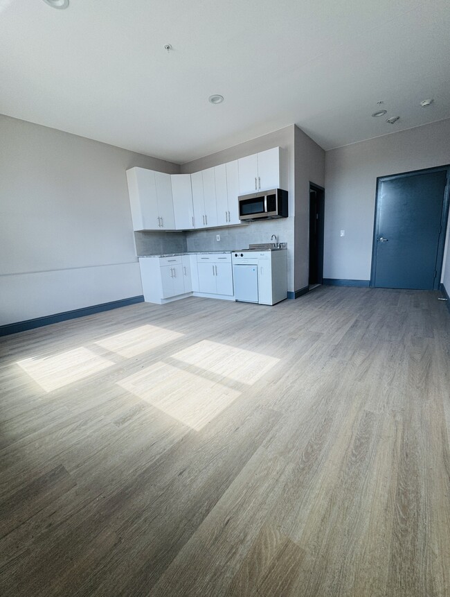 905 Arch St, Unit 301 in Philadelphia, PA - Building Photo - Building Photo