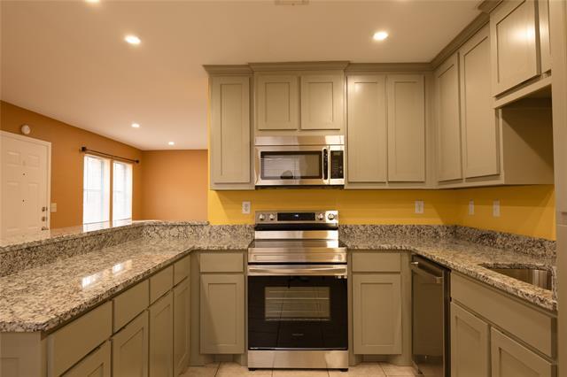 4938 Blue Water Cir in Granbury, TX - Building Photo