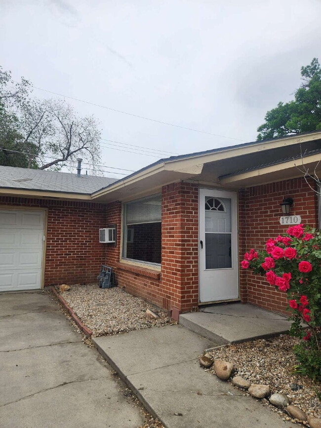 property at 1710 W Spaulding St