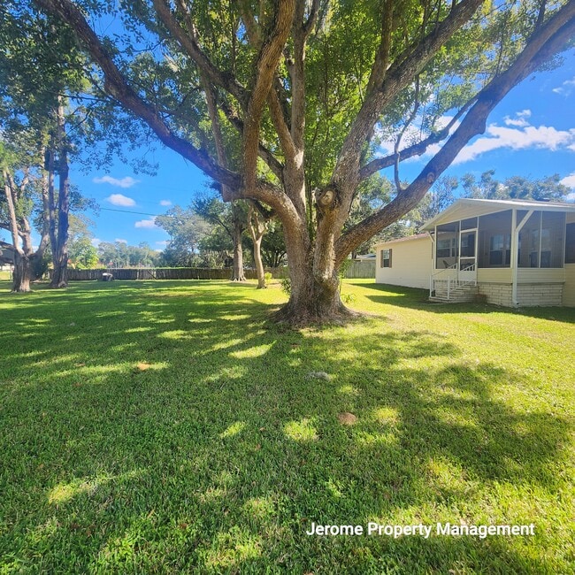 5924 Vanco Dr in Zephyrhills, FL - Building Photo - Building Photo