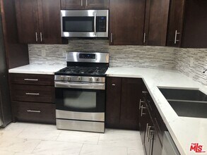 8162 Manitoba St-Unit -111 in Los Angeles, CA - Building Photo - Building Photo