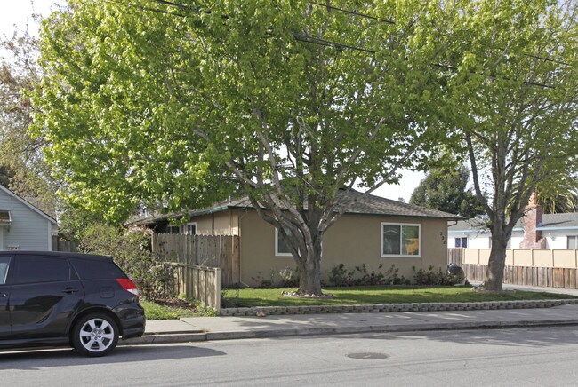 222 Gault St in Santa Cruz, CA - Foto de edificio - Building Photo
