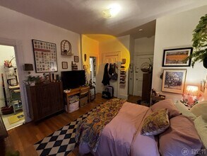 16 Davis Ave, Unit 16 Davis Ave in Brookline, MA - Foto de edificio - Building Photo