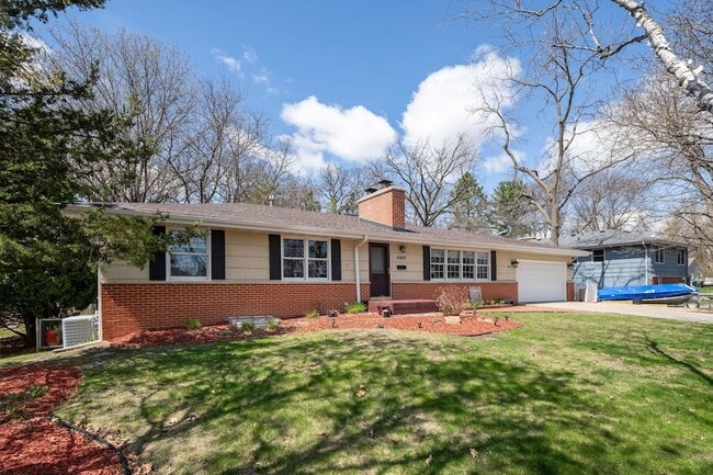 6429 Mendelssohn Ln in Hopkins, MN - Building Photo - Building Photo