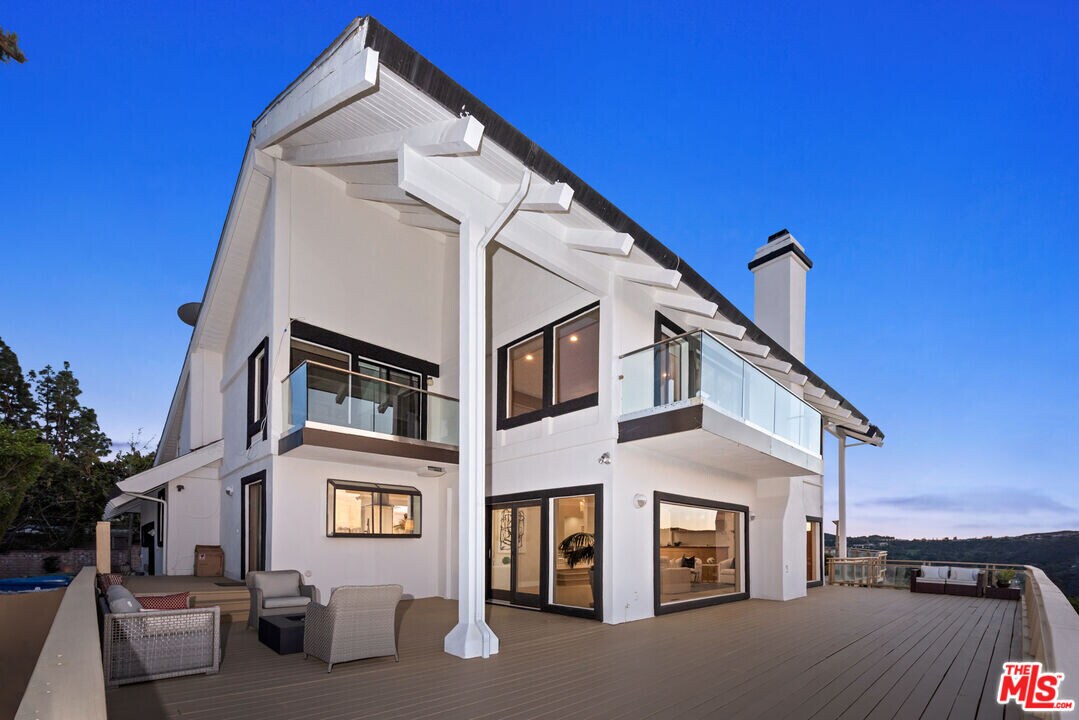 15541 Aqua Verde Dr in Los Angeles, CA - Foto de edificio