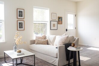 17 S Main St, Unit G in Jacobus, PA - Building Photo - Building Photo