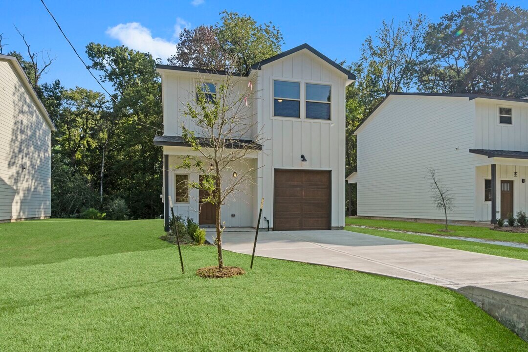 1007 Spokane River Rd in Montgomery, TX - Building Photo