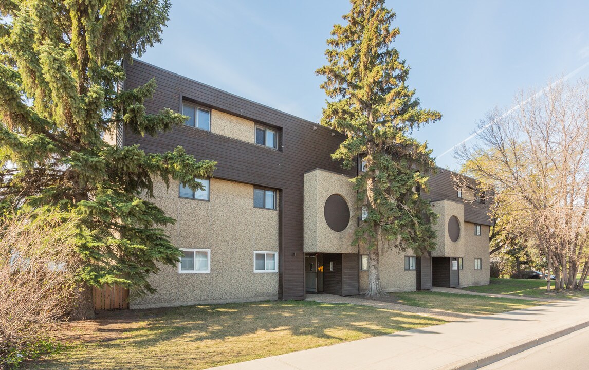 7915 112th Ave NW in Edmonton, AB - Building Photo